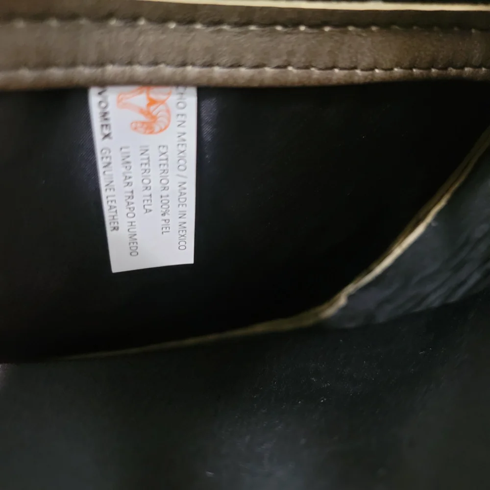Elegant Tan Leather Men's Messenger Bag